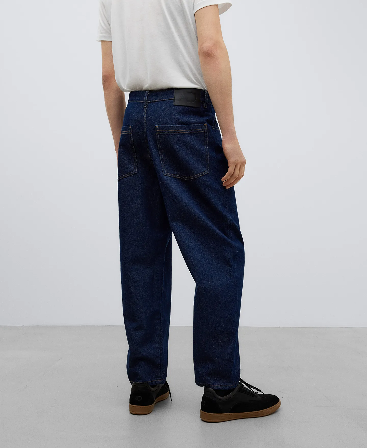 Pantalón denim azul carrot fit hombre