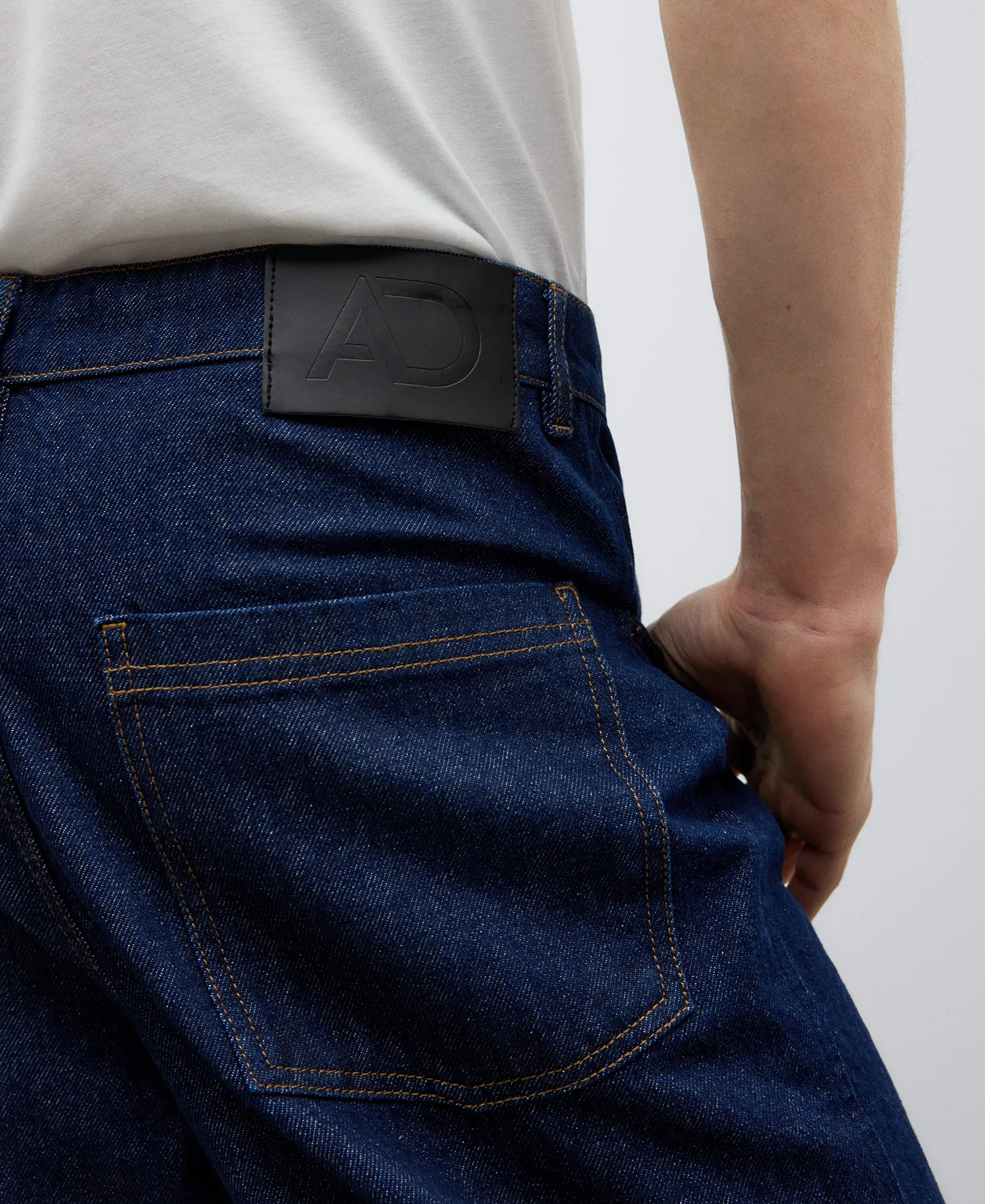 Pantalón denim azul carrot fit hombre