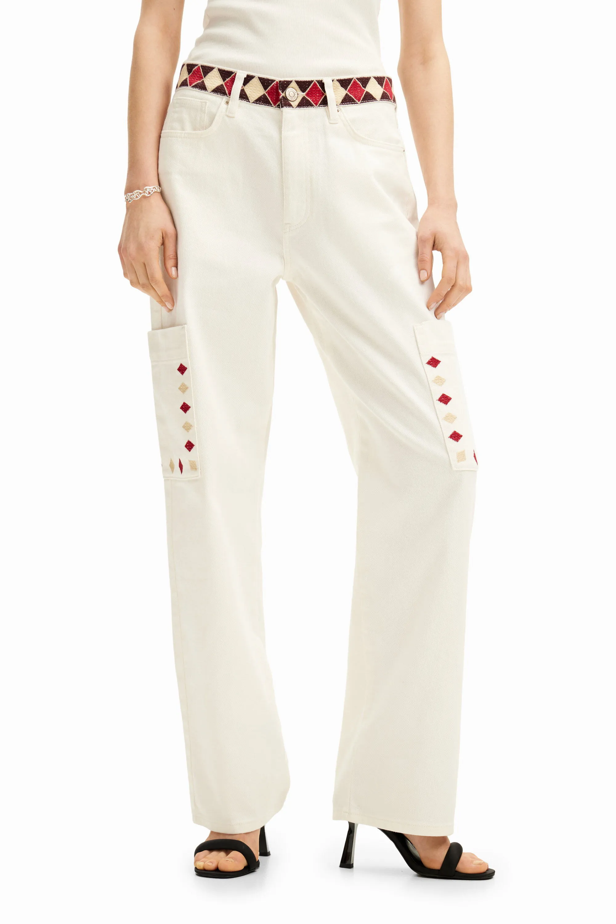 Pantalón denim cropped con bordes de rombos