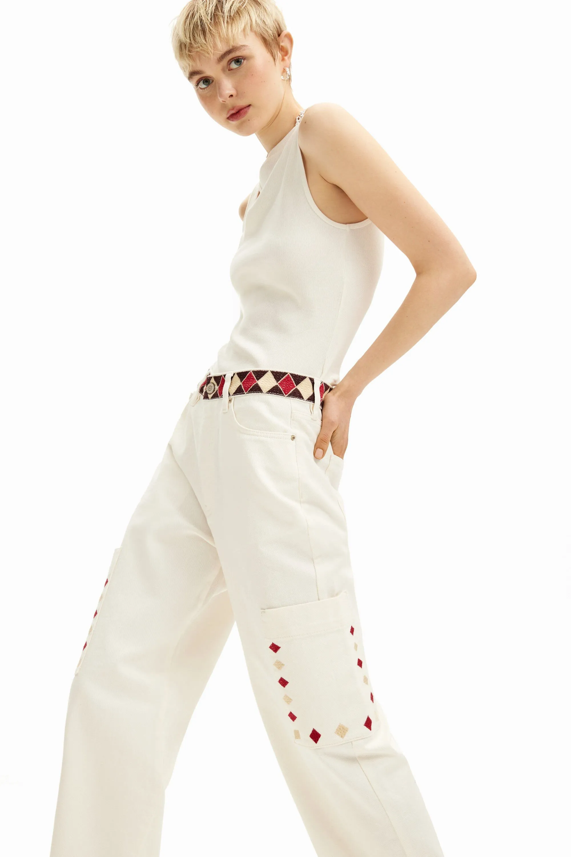 Pantalón denim cropped con bordes de rombos