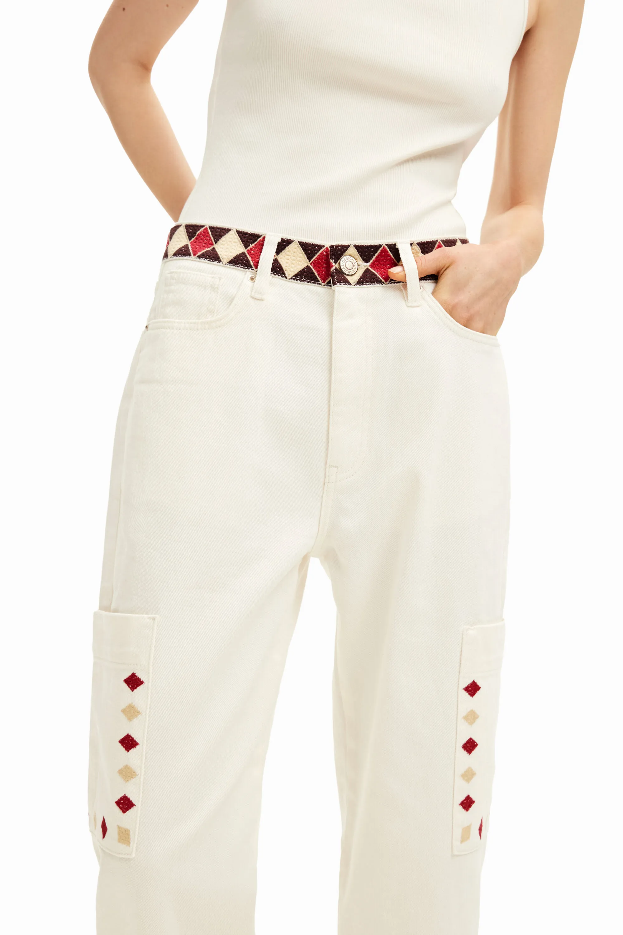 Pantalón denim cropped con bordes de rombos