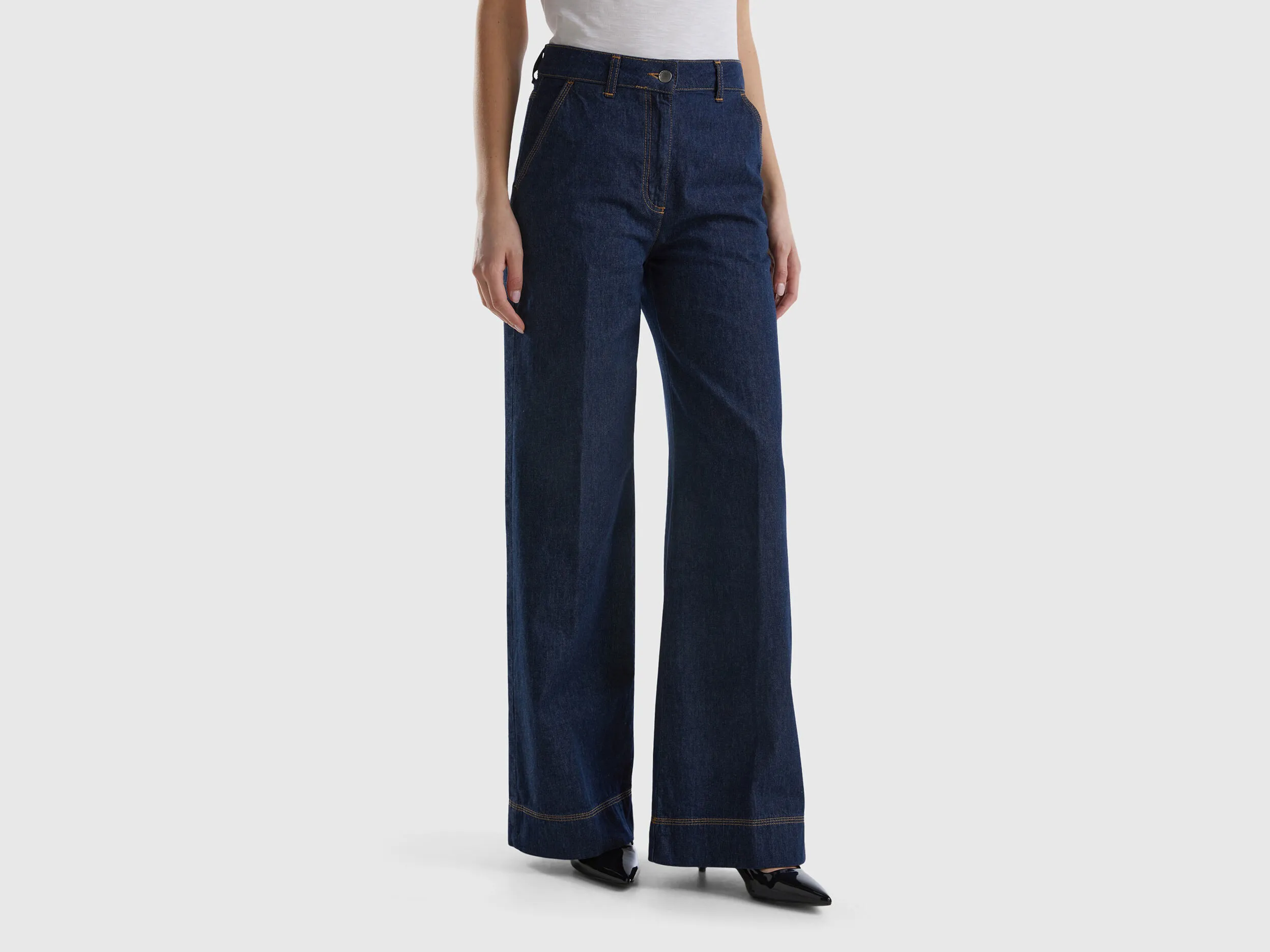 Pantalón vaquero con pernera amplia