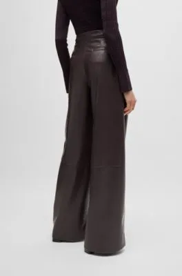 Pantalones de pinzas relaxed fit de piel sintética