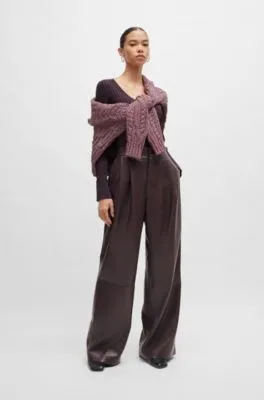 Pantalones de pinzas relaxed fit de piel sintética