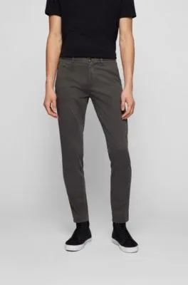 Pantalones tapered fit en satén de algodón elástico