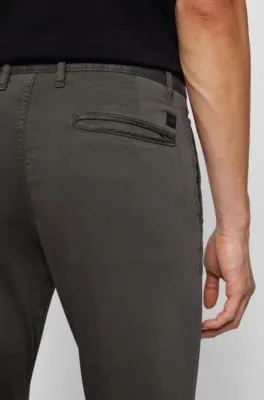 Pantalones tapered fit en satén de algodón elástico