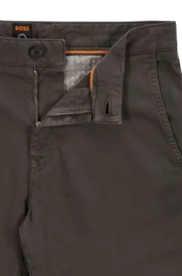 Pantalones tapered fit en satén de algodón elástico