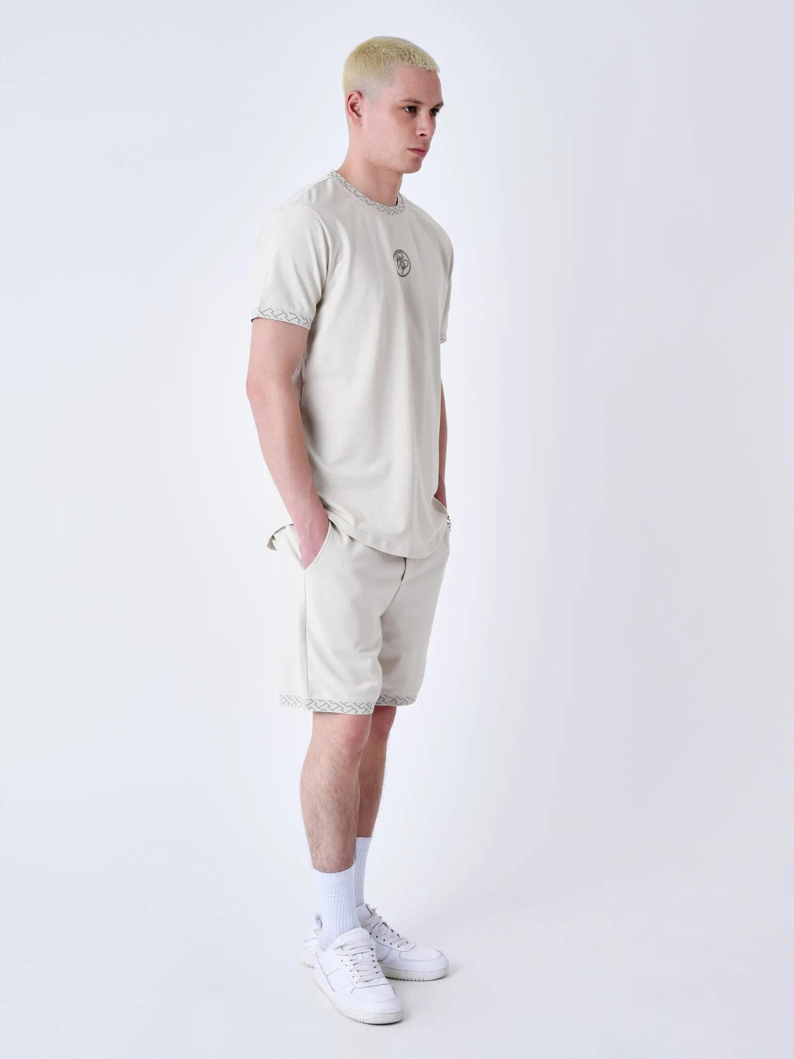 Pantalón corto con detalle de tejido laberíntico