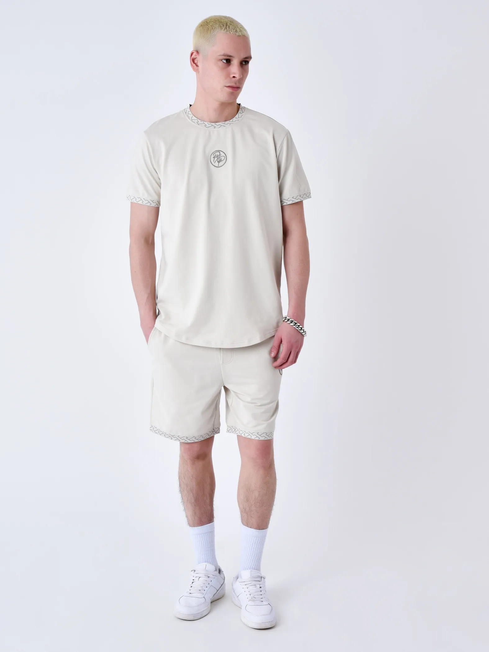 Pantalón corto con detalle de tejido laberíntico