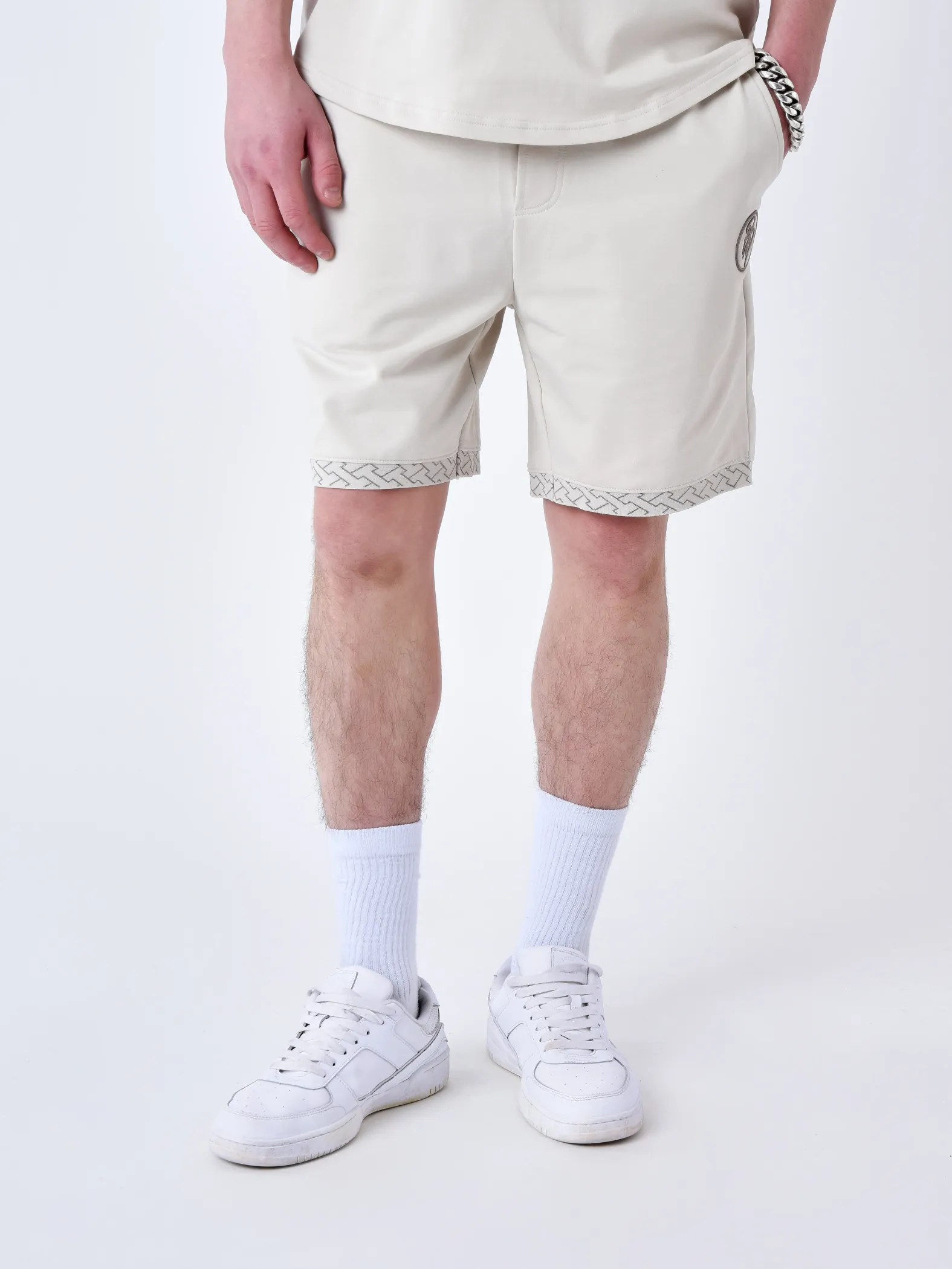 Pantalón corto con detalle de tejido laberíntico