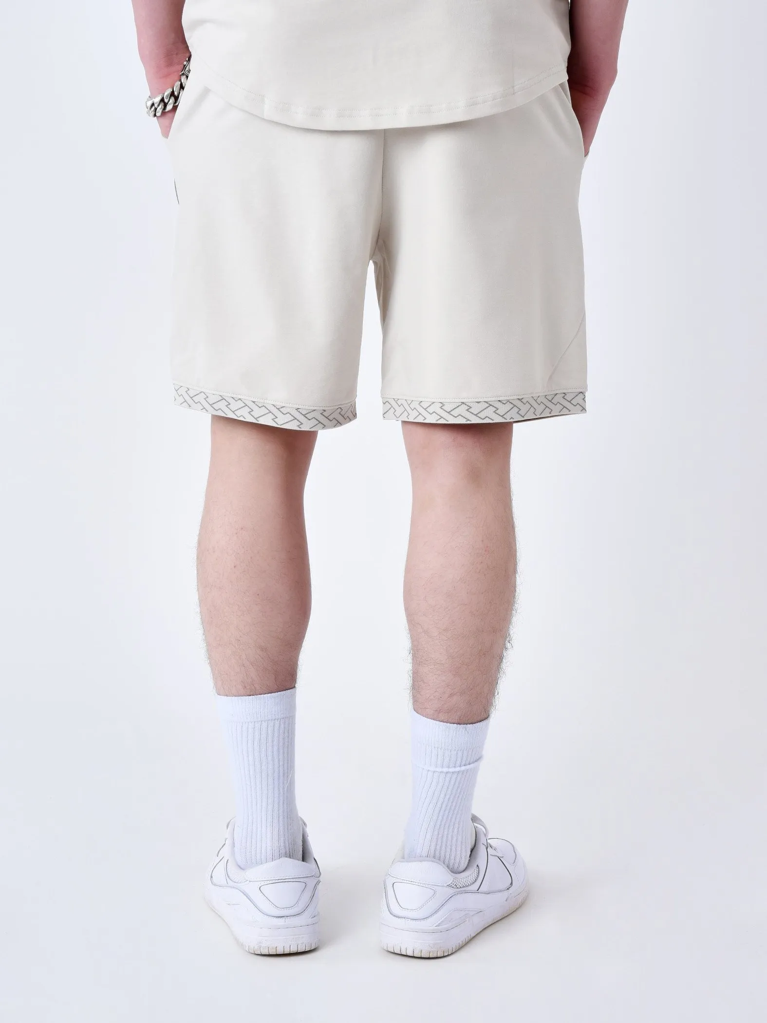 Pantalón corto con detalle de tejido laberíntico