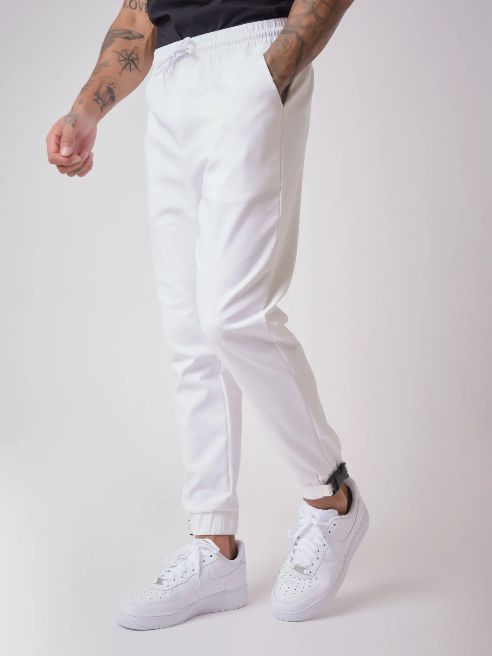 Pantalón de chándal con detalle de pinza 