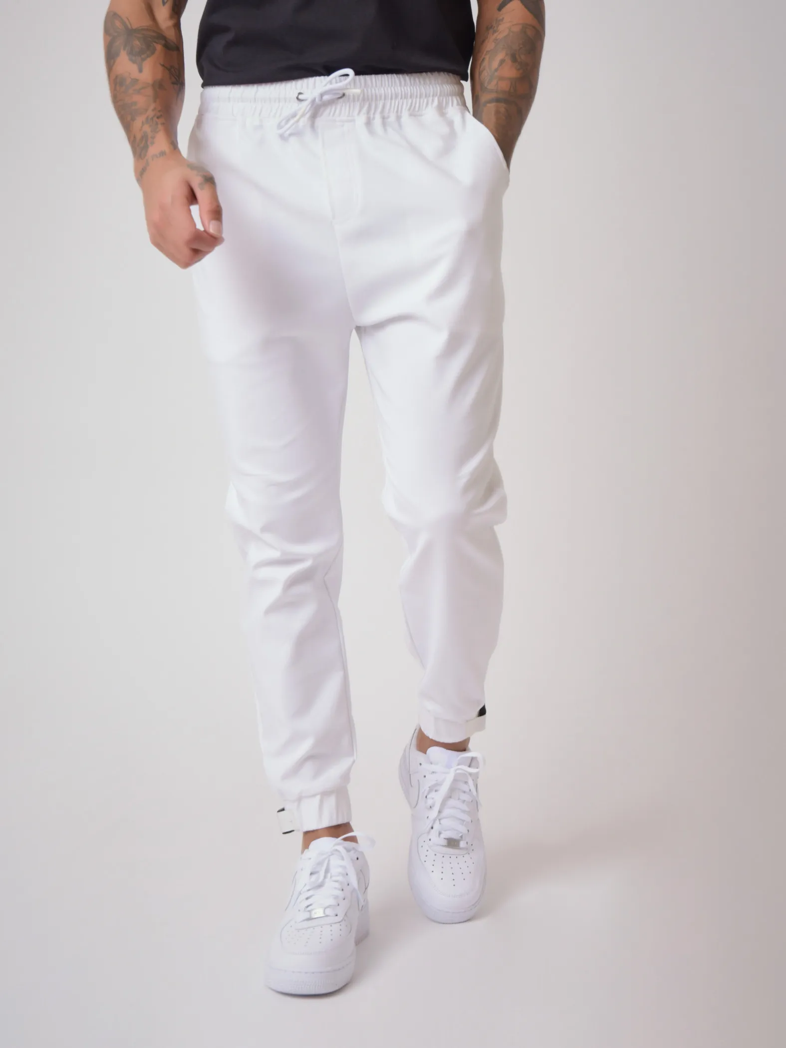 Pantalón de chándal con detalle de pinza 