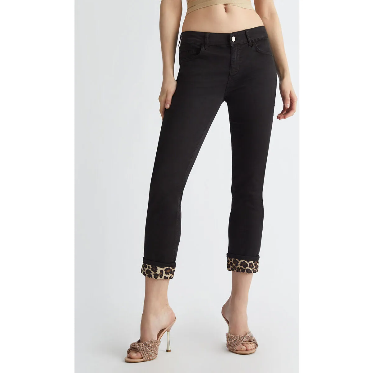 Pantalón negro con detalle de inspiración animal