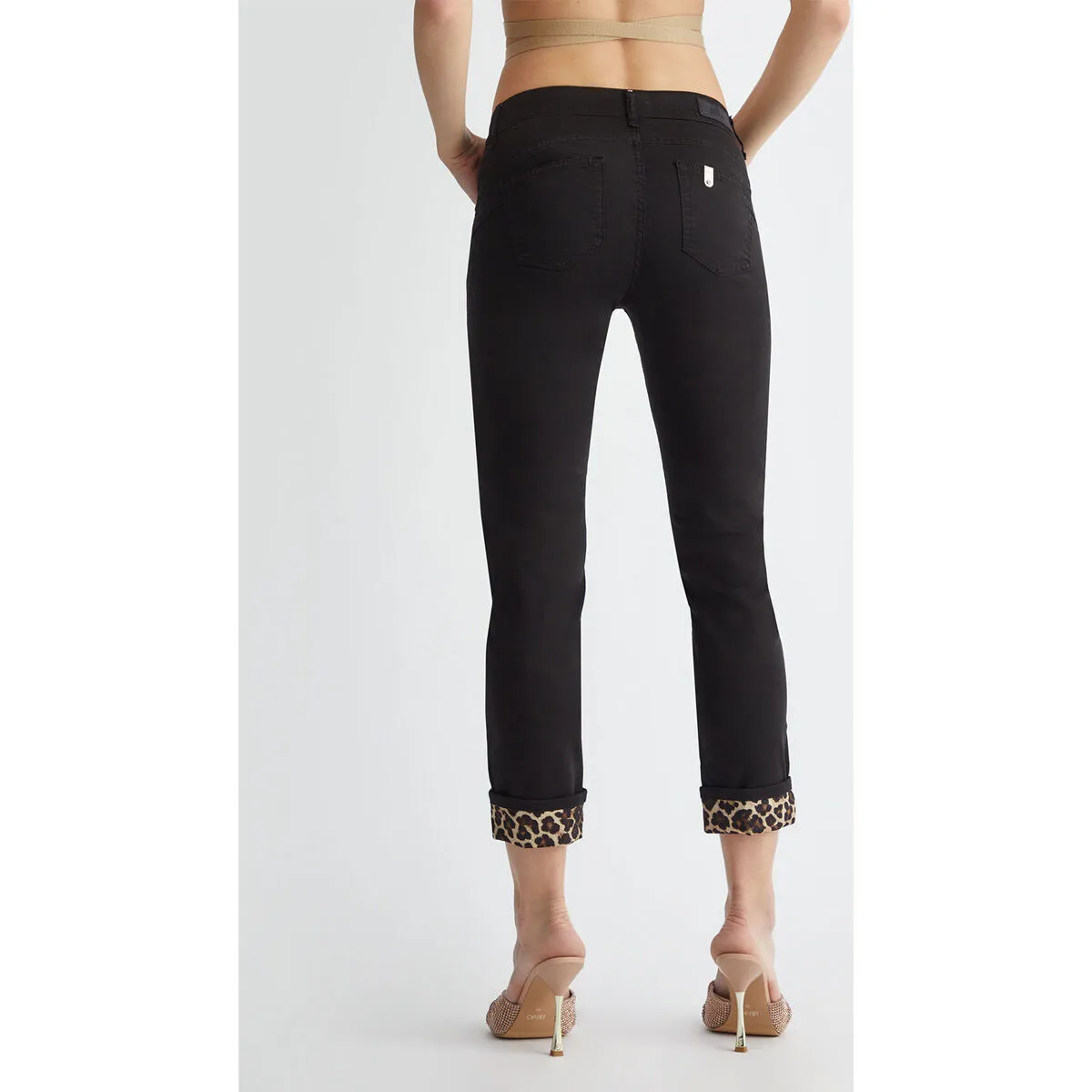 Pantalón negro con detalle de inspiración animal