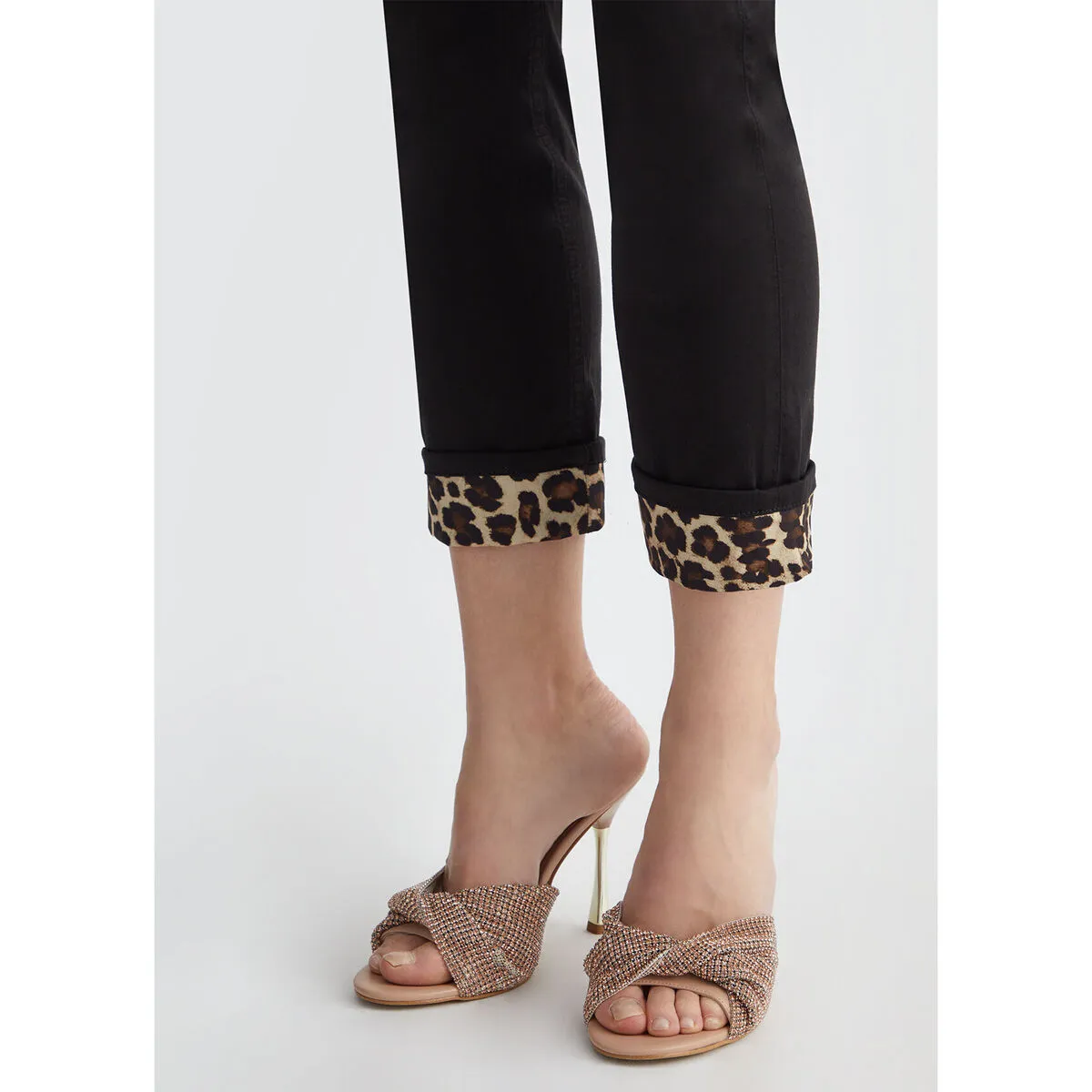 Pantalón negro con detalle de inspiración animal