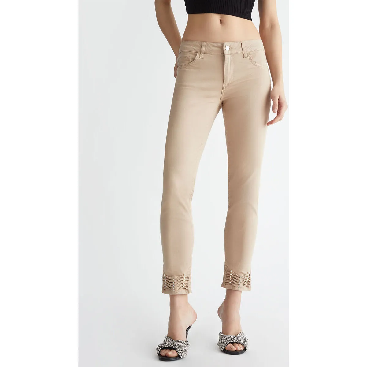 Pantalón pitillo beige con aplicaciones