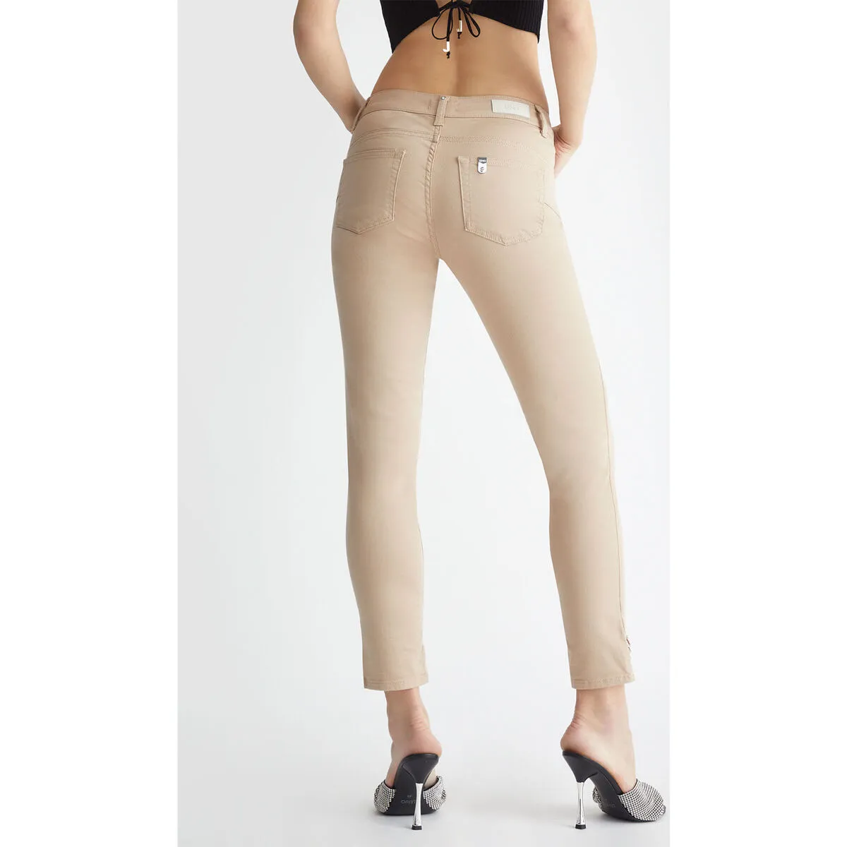 Pantalón pitillo beige con aplicaciones