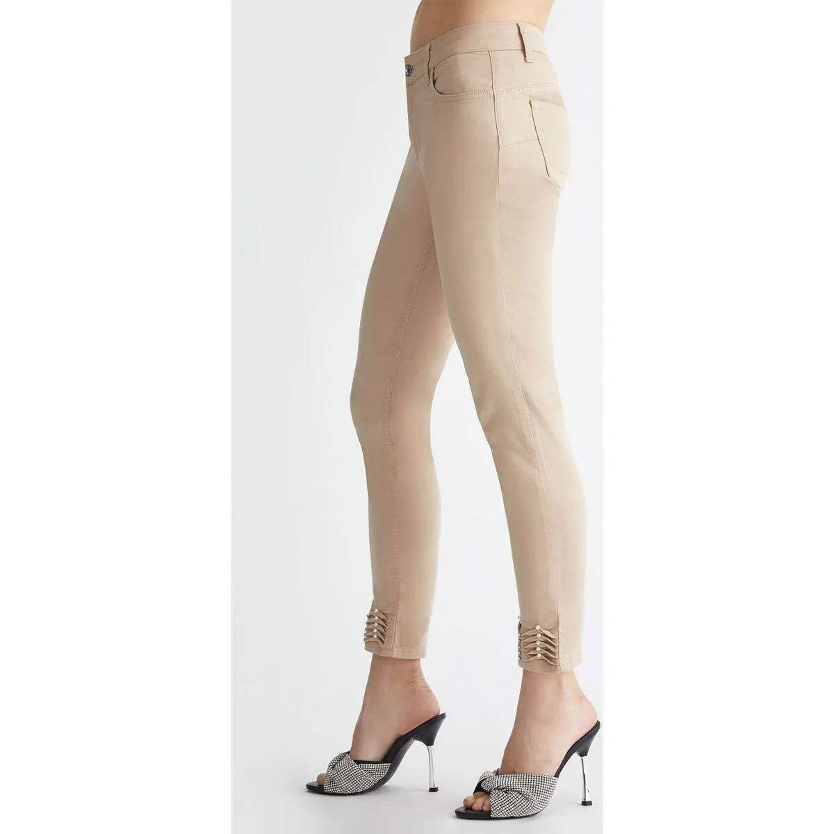 Pantalón pitillo beige con aplicaciones