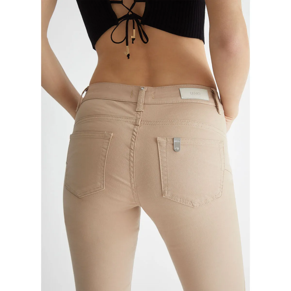 Pantalón pitillo beige con aplicaciones