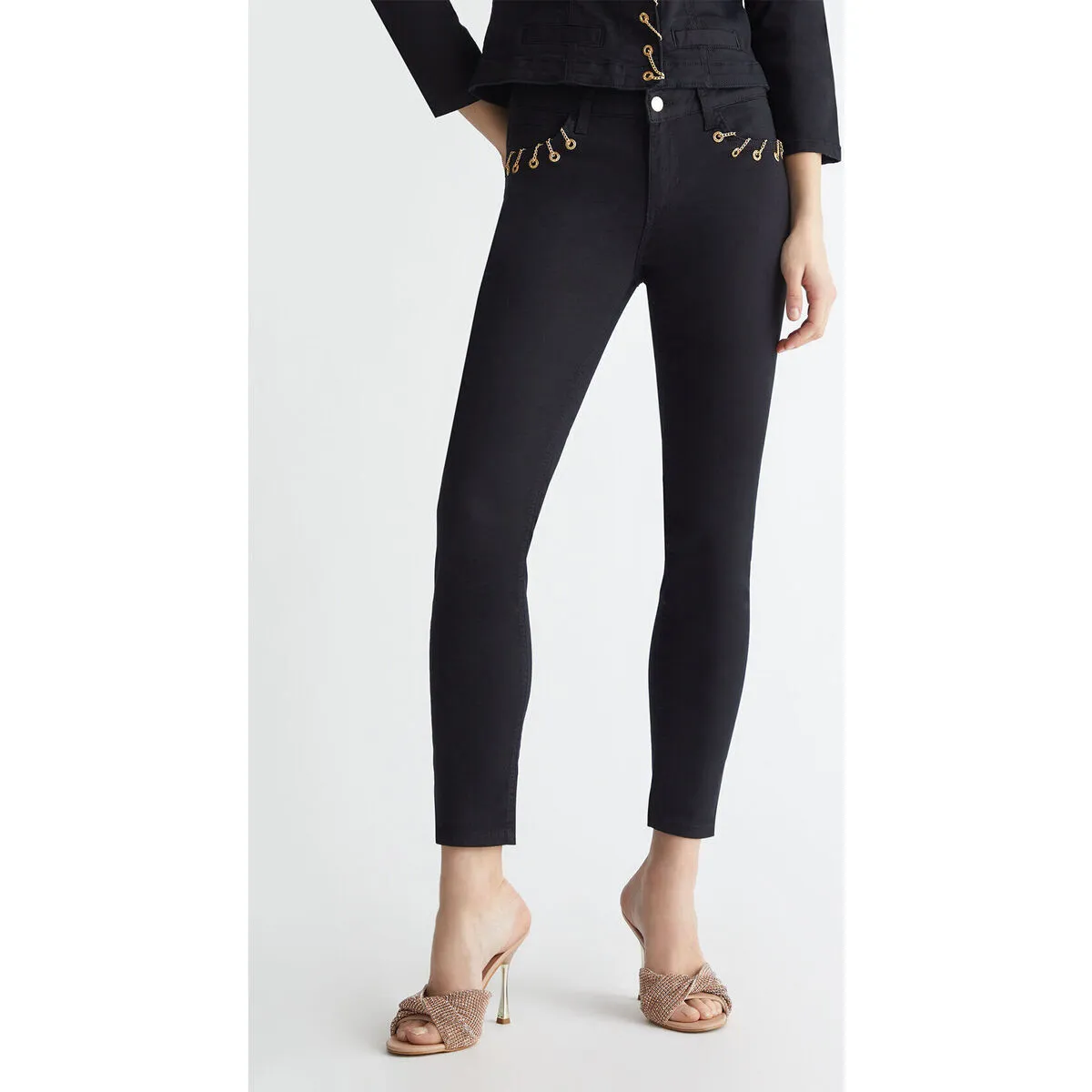 Pantalón pitillo negro con aplicaciones