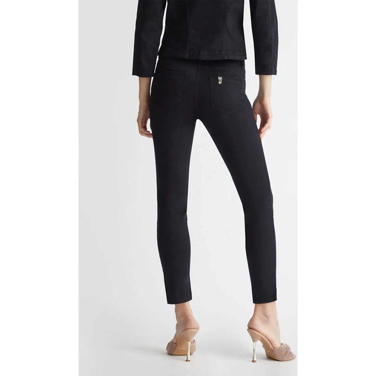 Pantalón pitillo negro con aplicaciones
