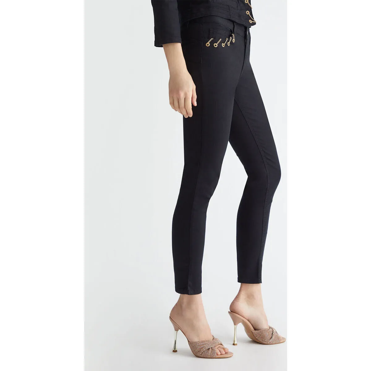 Pantalón pitillo negro con aplicaciones