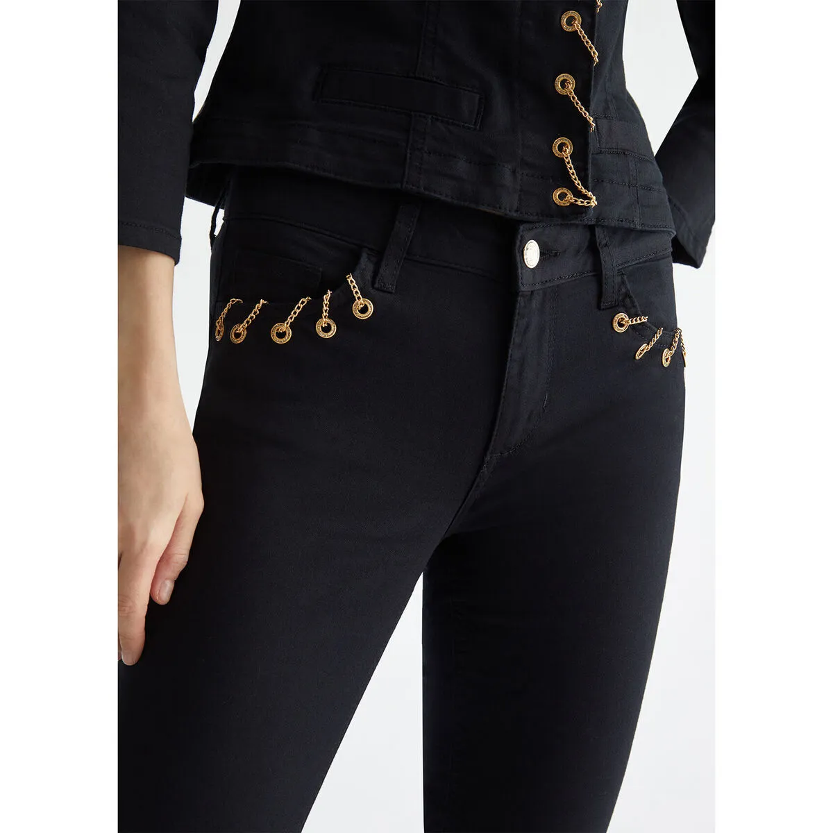 Pantalón pitillo negro con aplicaciones