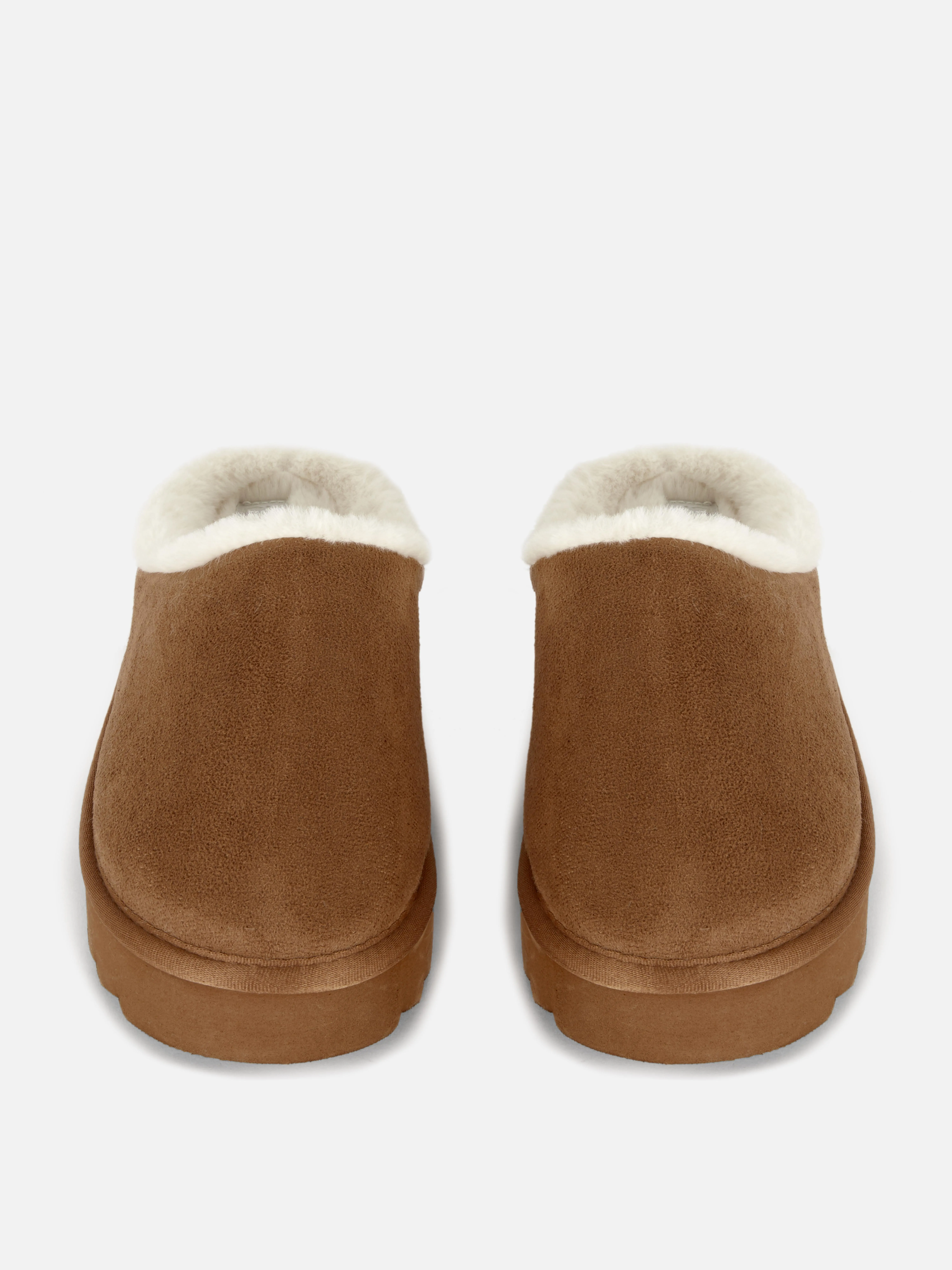 Pantuflas tipo chinela forradas de pelo sintético