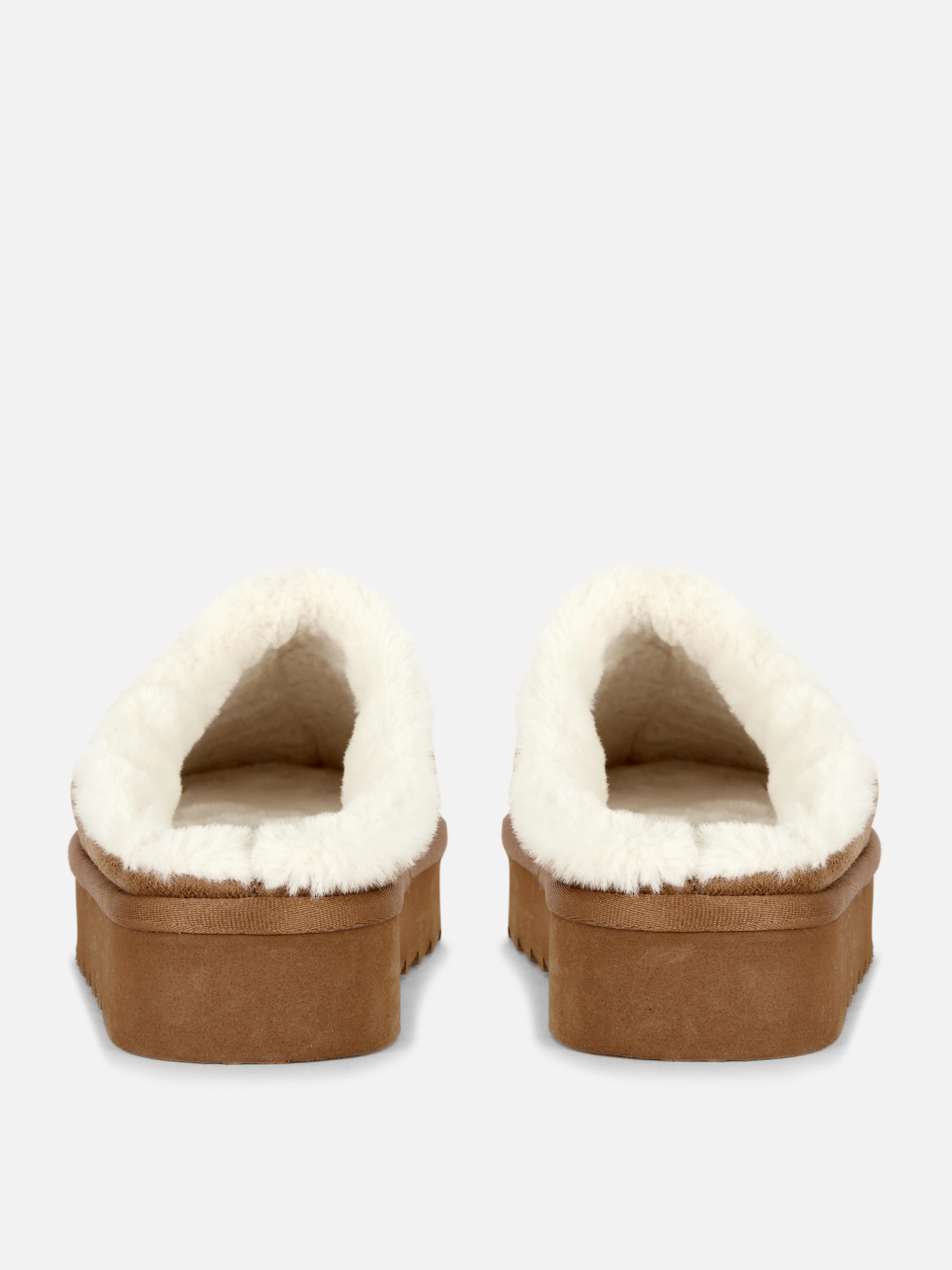 Pantuflas tipo chinela forradas de pelo sintético