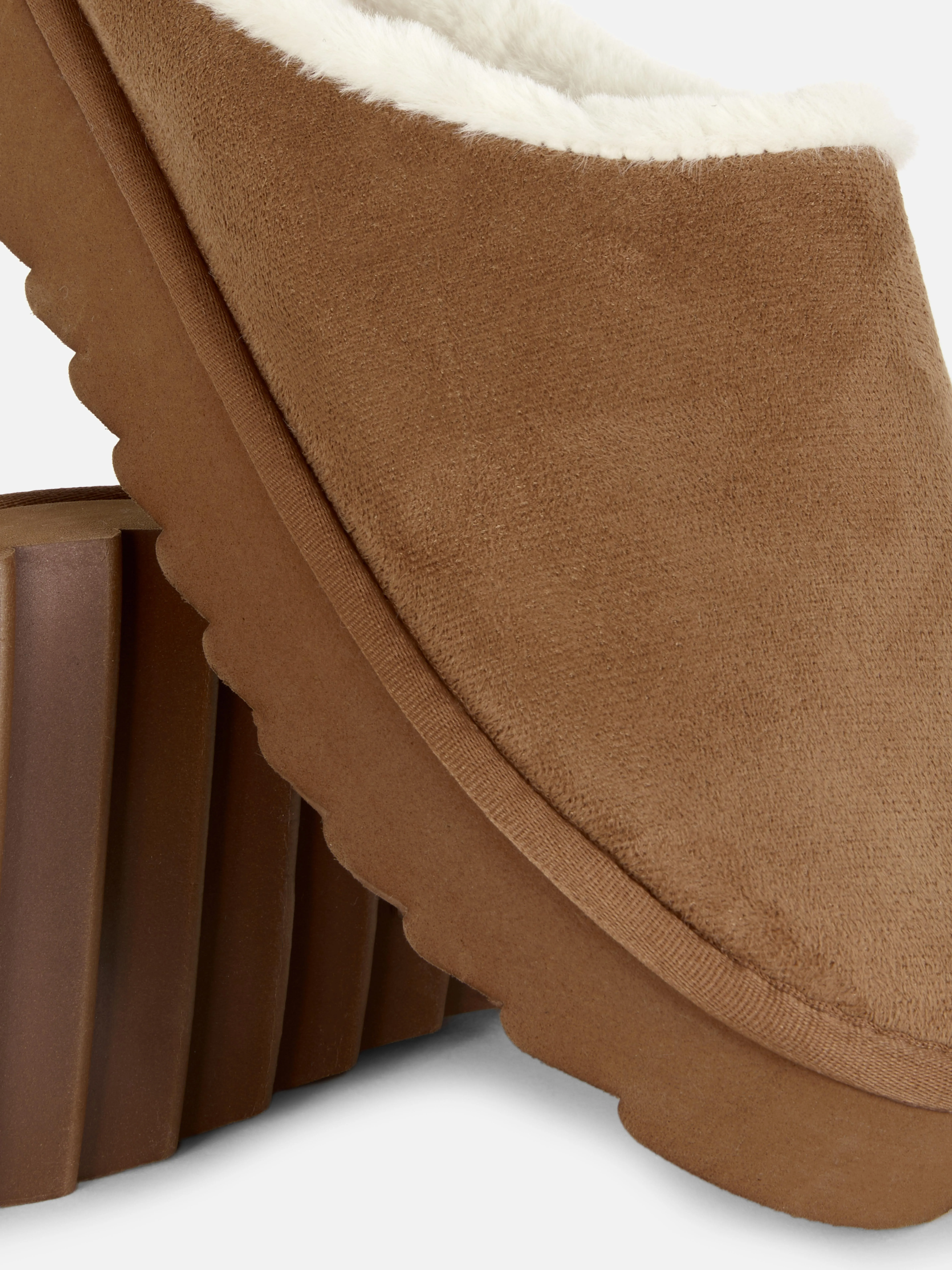Pantuflas tipo chinela forradas de pelo sintético