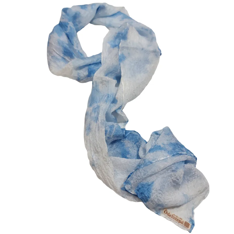 Pañuelo de seda natural efecto arrugado Nube Cirro Azul 165x45 cm