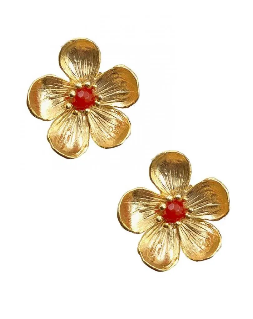 PENDIENTES CORTOS DORADOS DE FLORES CON DETALLE ROJO