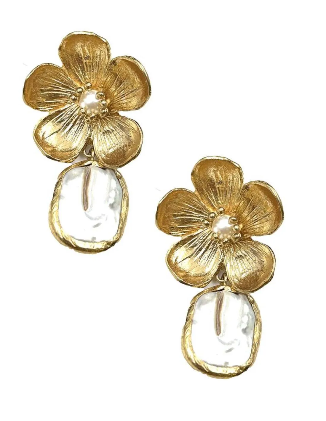 PENDIENTES DE PERLAS CON FLOR DORADA PARA BODAS Y EVENTOS