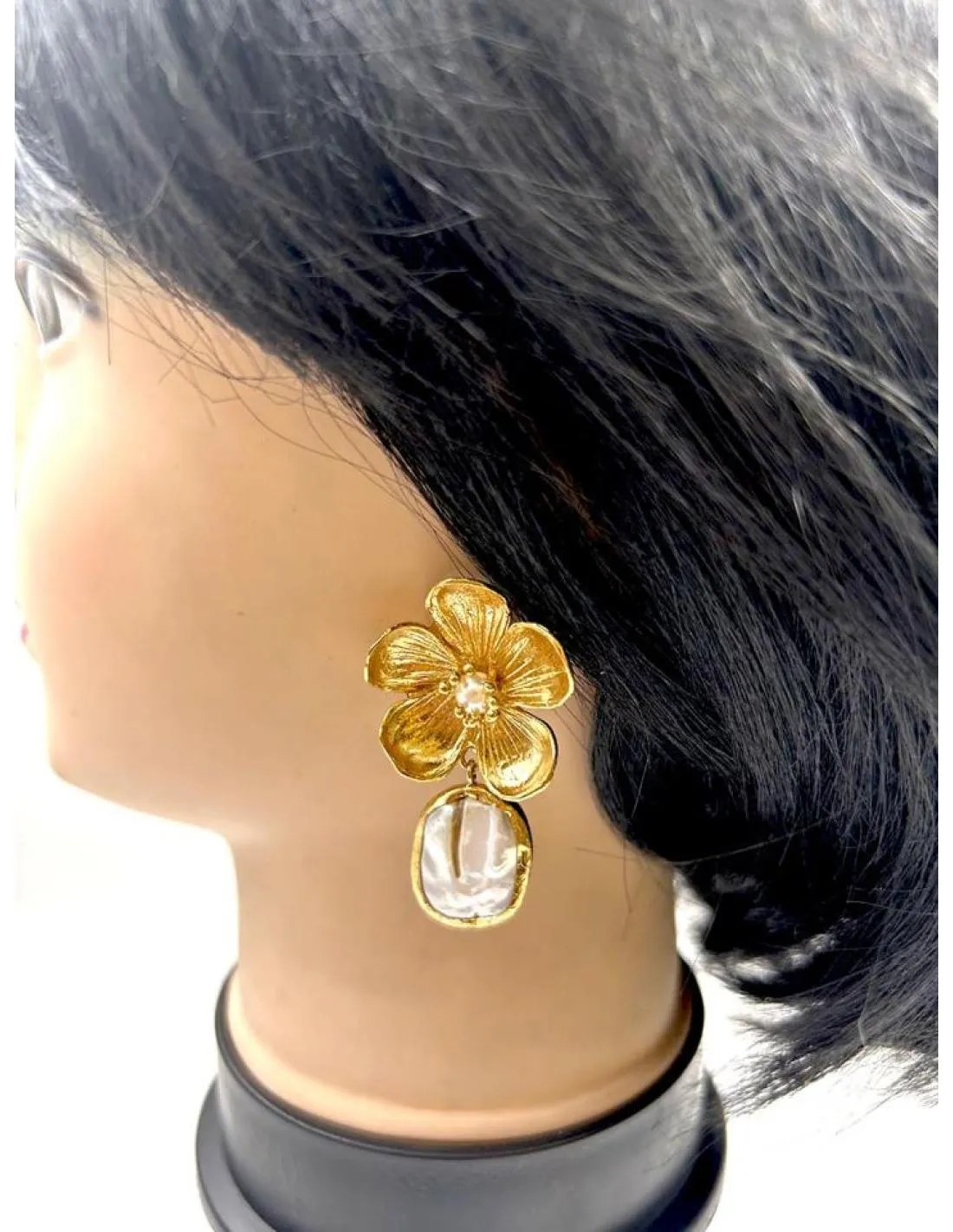 PENDIENTES DE PERLAS CON FLOR DORADA PARA BODAS Y EVENTOS