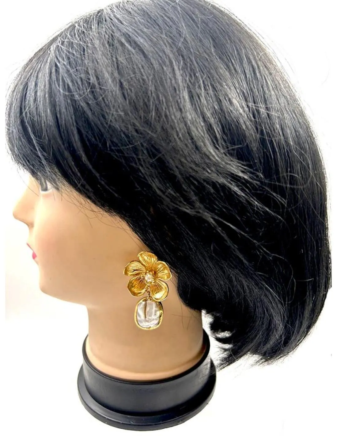 PENDIENTES DE PERLAS CON FLOR DORADA PARA BODAS Y EVENTOS