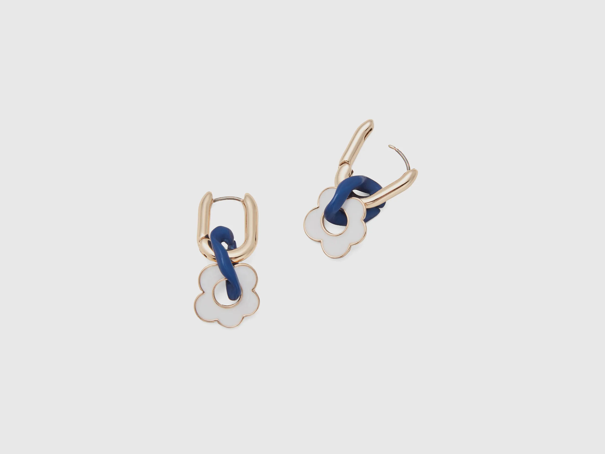 Pendientes dorados y azules con flor blanca