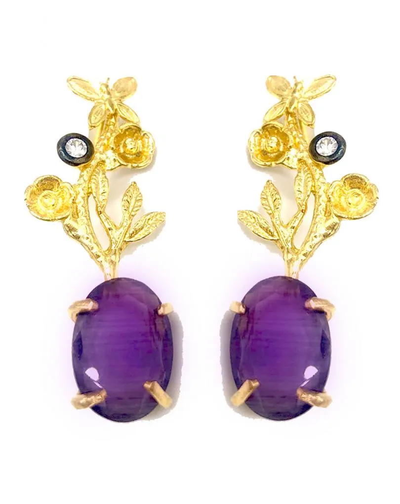 PENDIENTES LARGOS MORADOS BAÑADOS EN ORO CON FLORES Y MARIPOSAS PARA EVENTOS