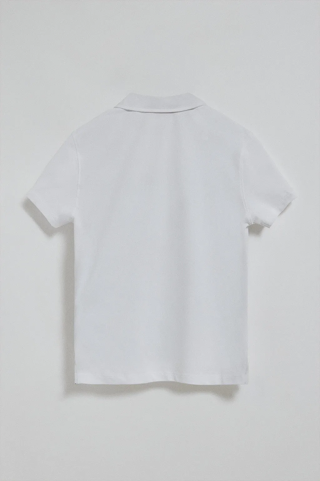 Polo Pereira blanco de cinco botones con bordado Rigby Go