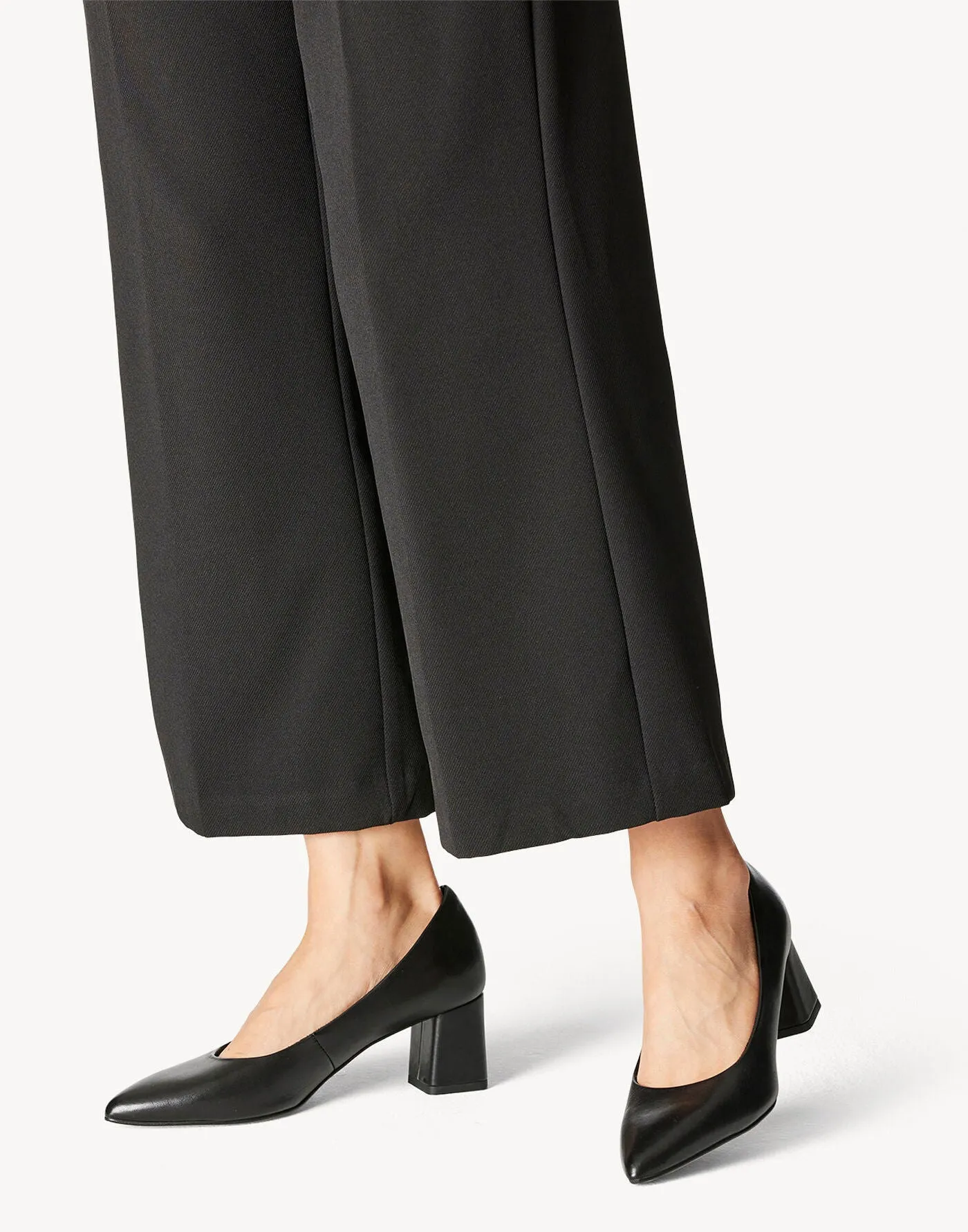 Salones negros de piel con tacones anchos de 6 cms