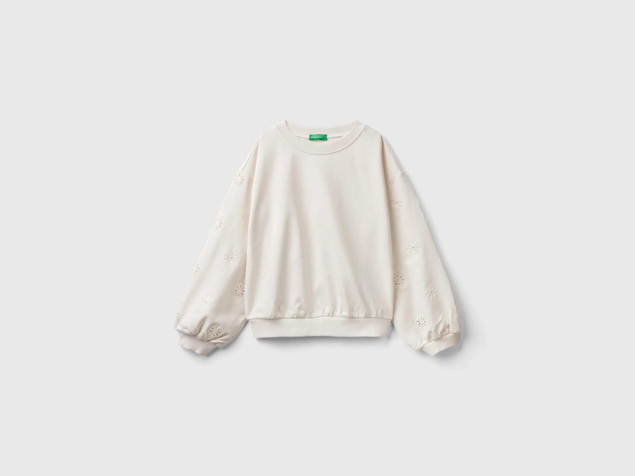 Sudadera con flores bordadas