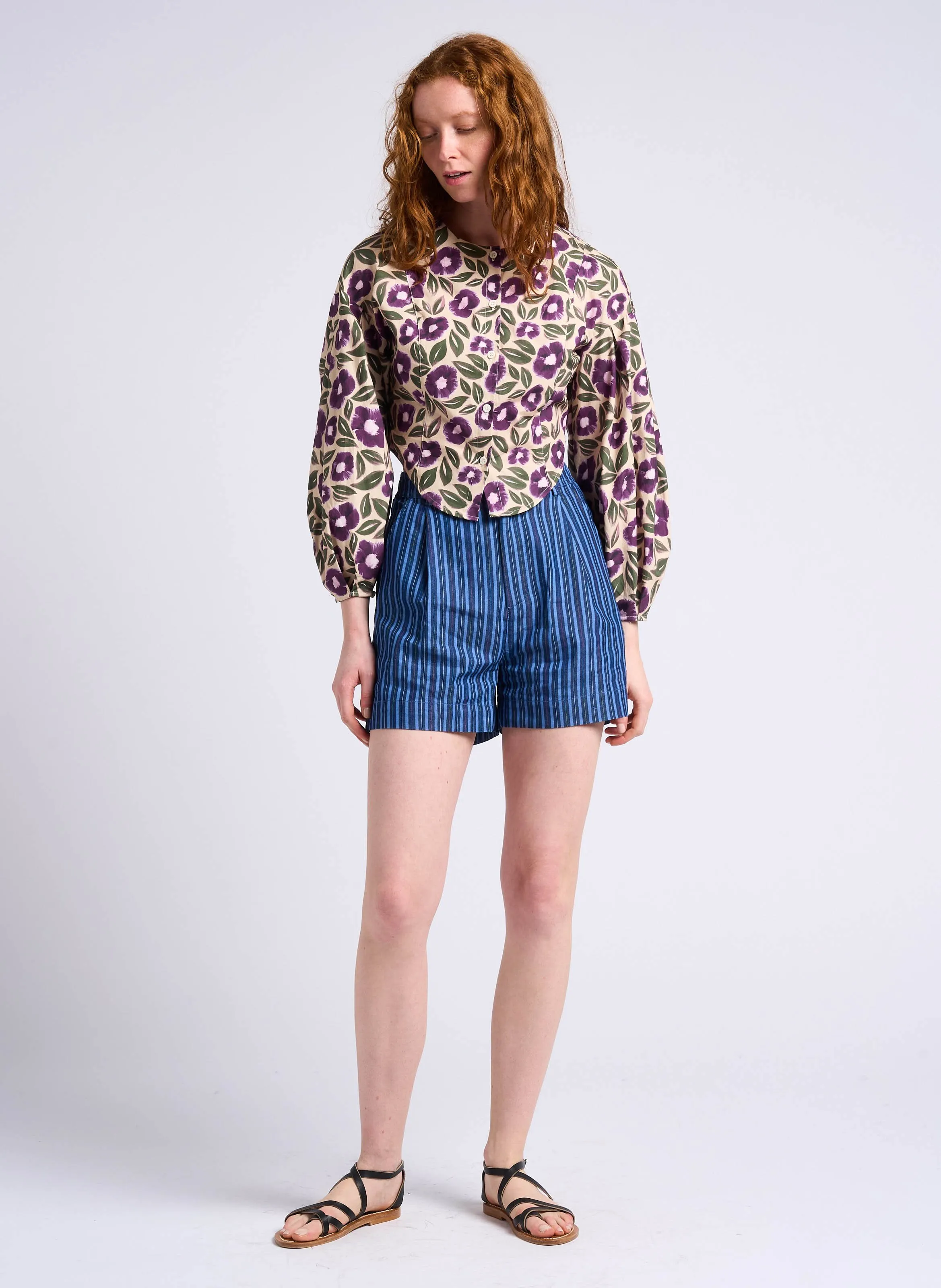 THE KORNER Short recto de mezcla de algodón a rayas de talle alto en azul
