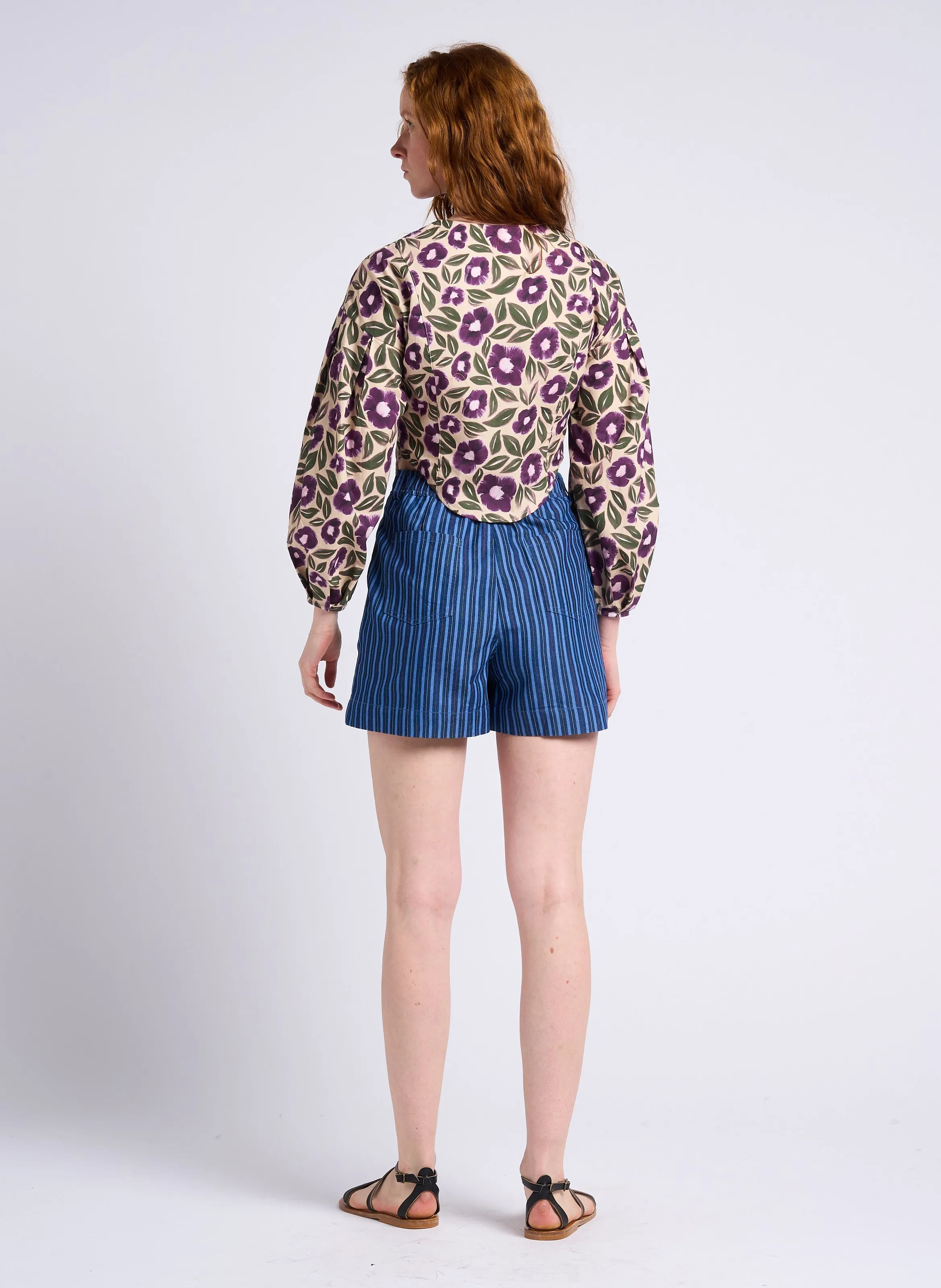 THE KORNER Short recto de mezcla de algodón a rayas de talle alto en azul