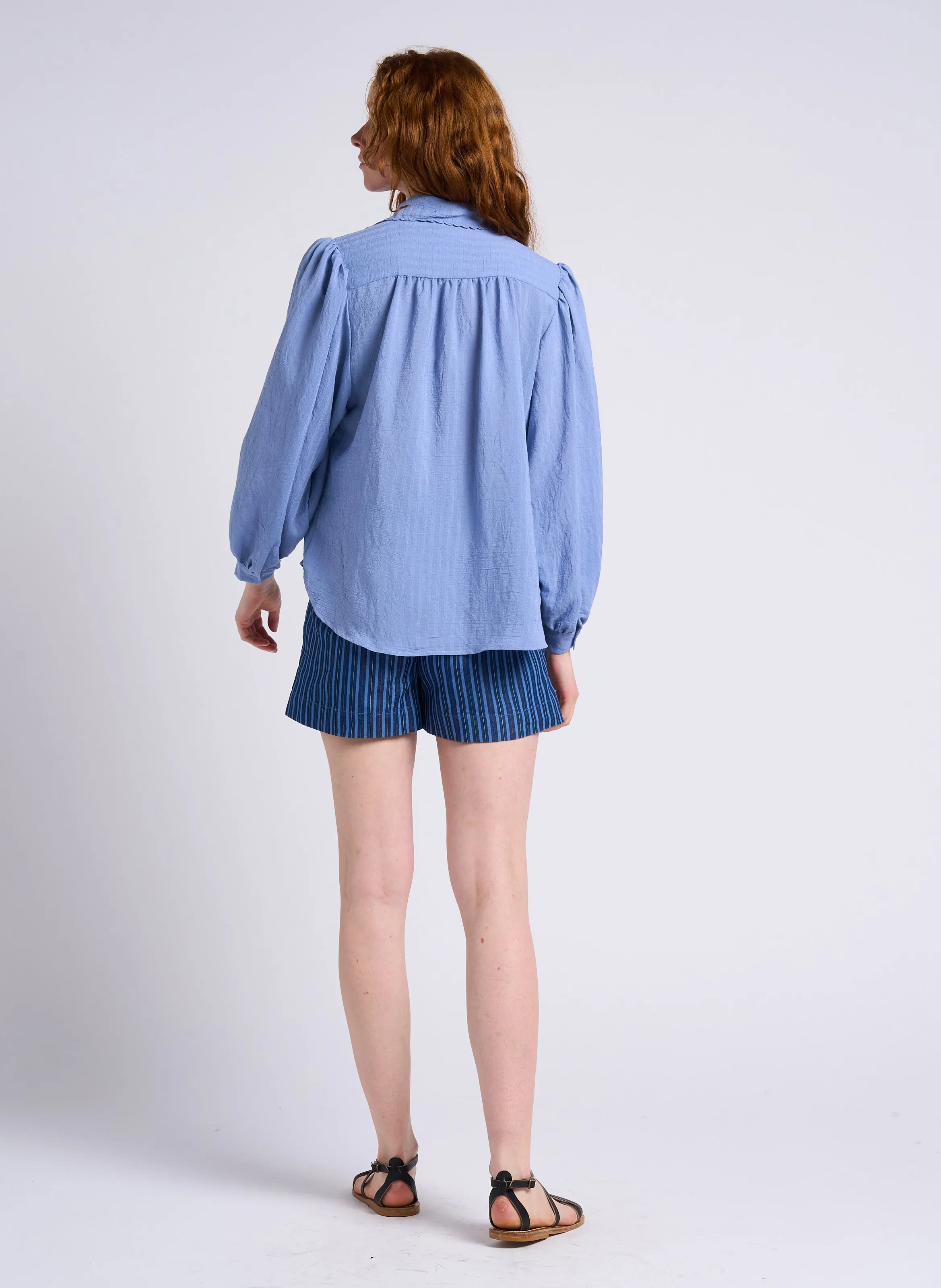 THE KORNER Short recto de mezcla de algodón a rayas de talle alto en azul