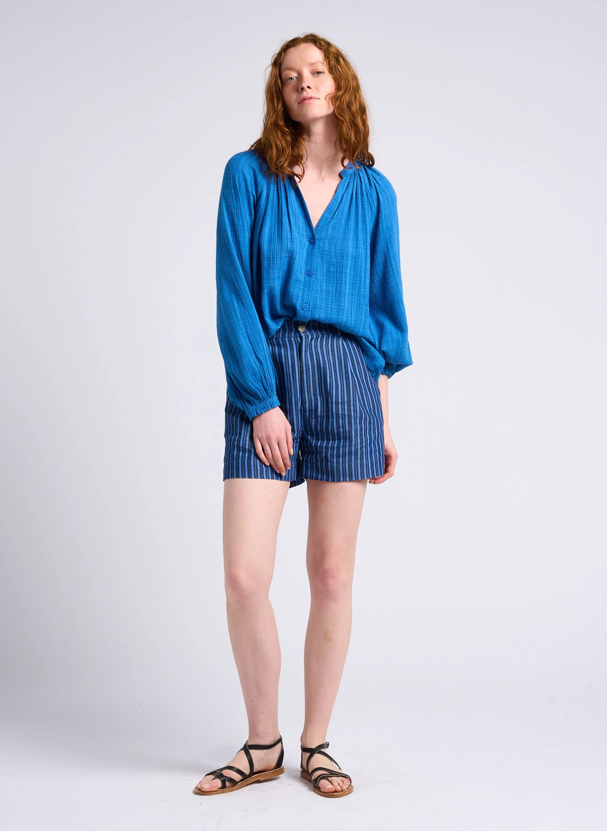 THE KORNER Short recto de mezcla de algodón a rayas de talle alto en azul