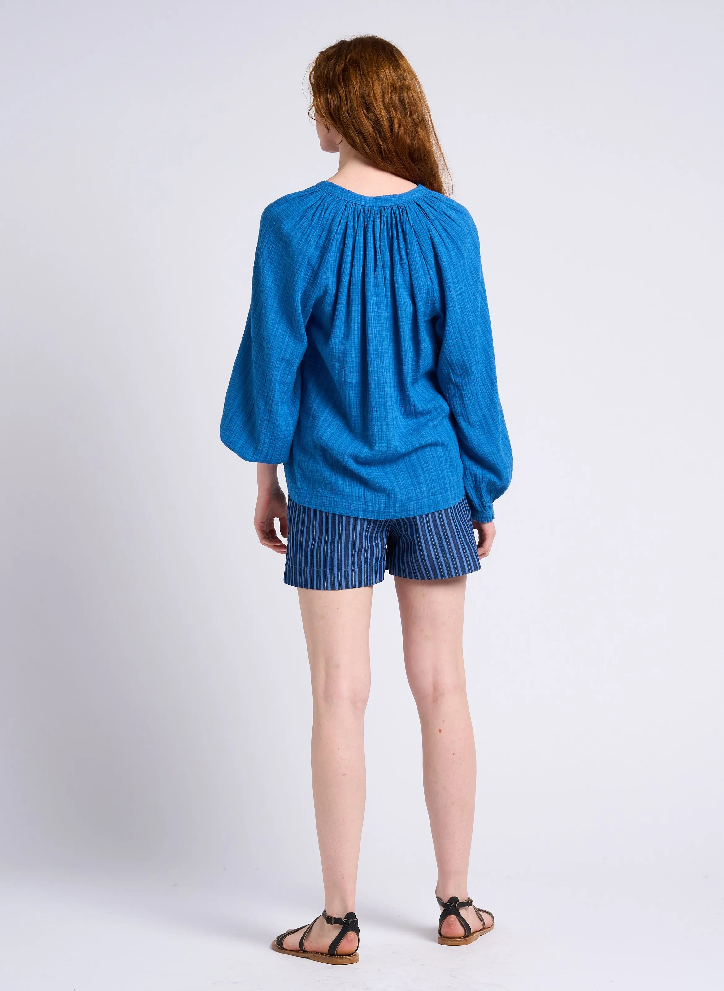 THE KORNER Short recto de mezcla de algodón a rayas de talle alto en azul
