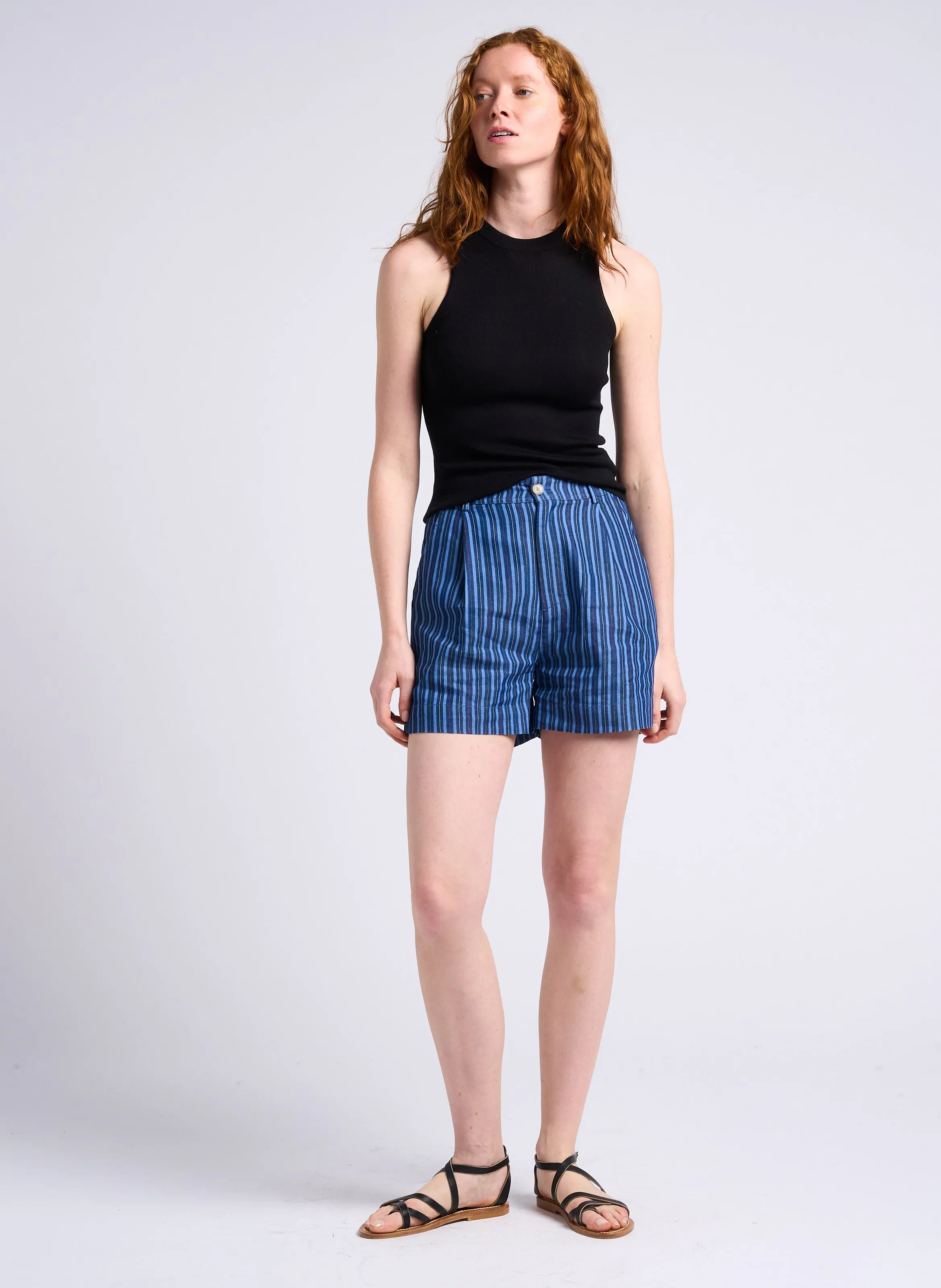 THE KORNER Short recto de mezcla de algodón a rayas de talle alto en azul