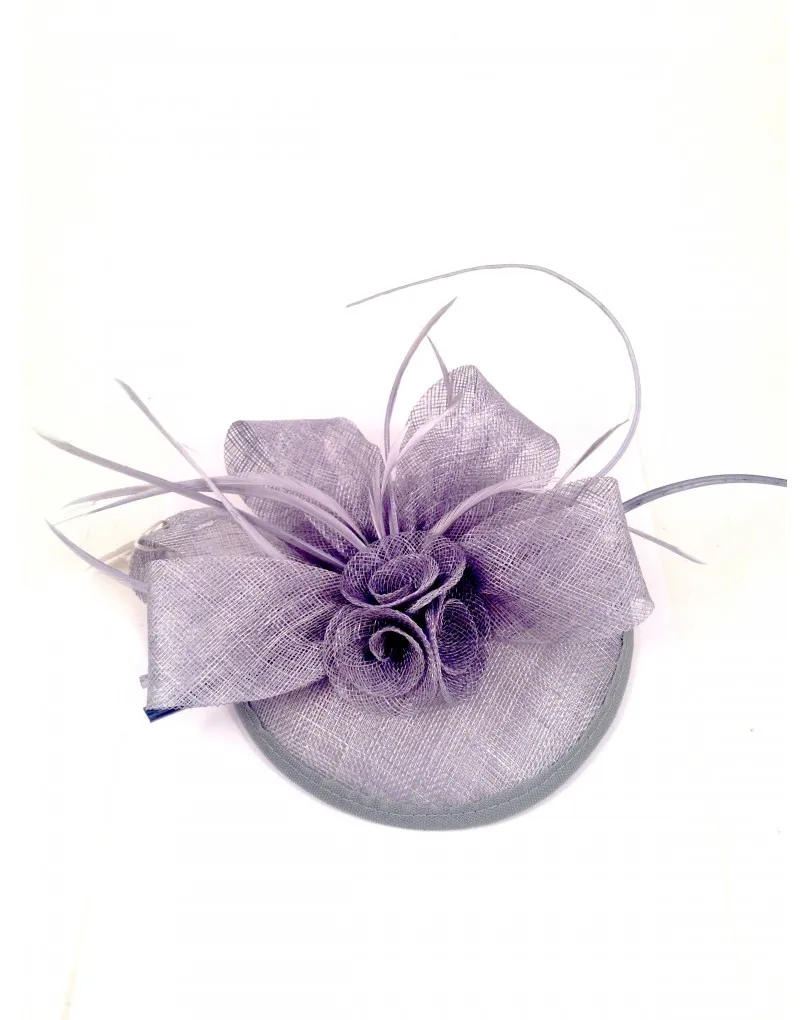 TOCADOS GRIS PLATA PARA BODAS Y EVENTOS CON FLORES Y PLUMAS, 