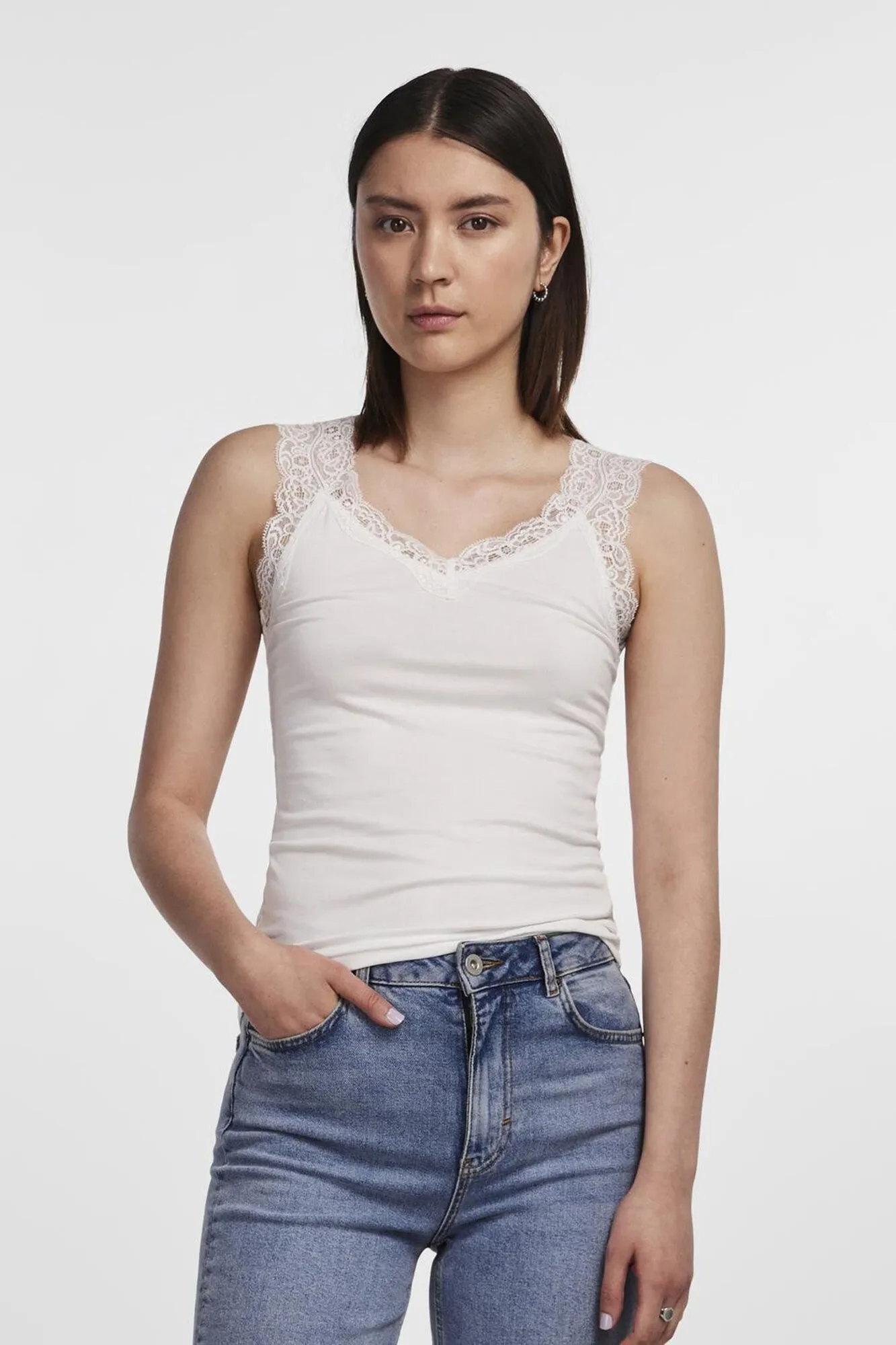 Top con detalle de encaje