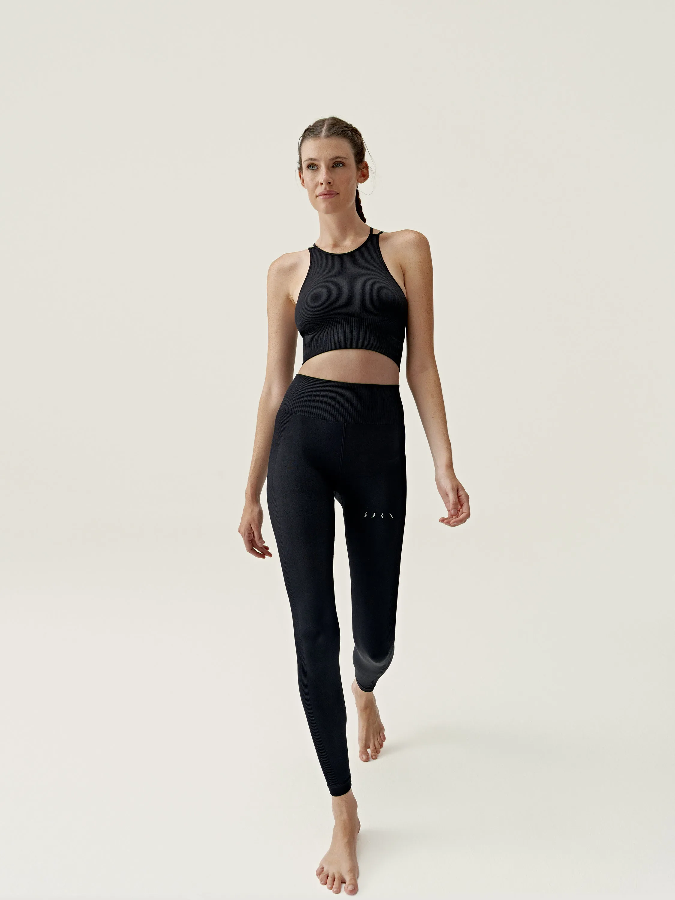 Top Naia Black